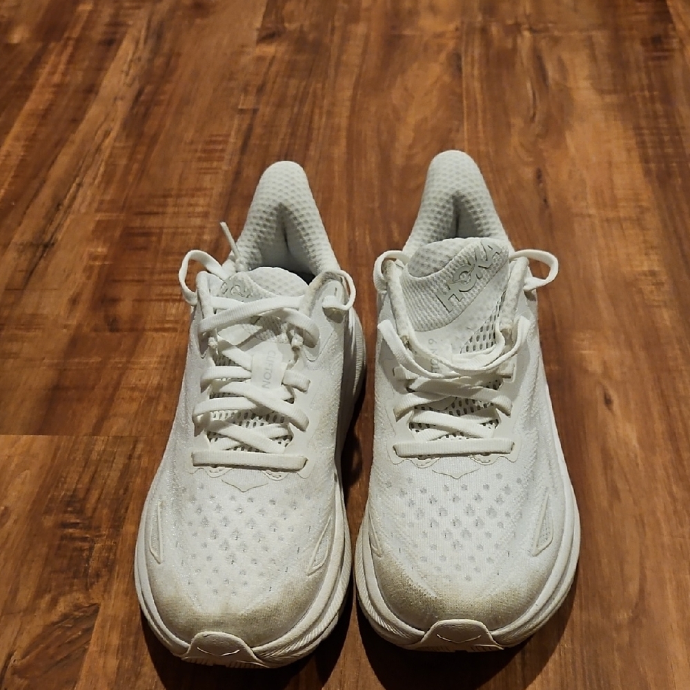 Women's 6.5 Hoka Clifton 9 White Sneakers